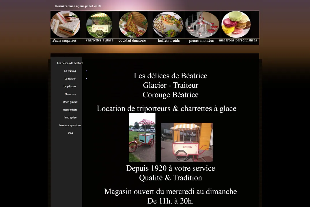 Ancien site de Corouge : fond noir, menu en colonne à gauche, textes centrés en police système