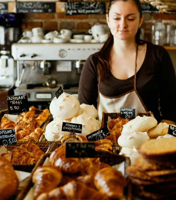 Boulangère derrière son comptoir de viennoiseries