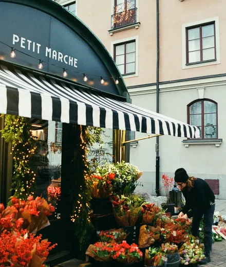 Devanture d’un fleuriste, étals de fleurs sur le trottoir