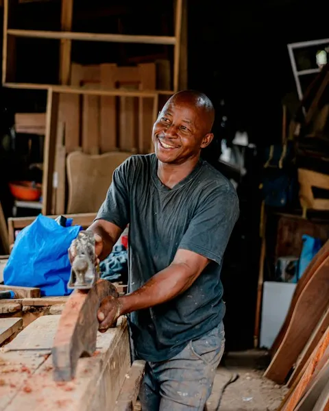 Menuisier souriant au travail dans son atelier